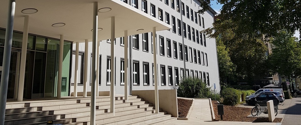 Das Gerichtsgebäude mit dem Hinweis zum aktuellen Gebäudeeingang in Merlostraße ab 29.03.2021